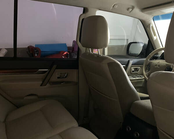 Белый Мицубиси Паджеро, объемом двигателя 2.97 л и пробегом 178 тыс. км за 11900 $, фото 3 на Automoto.ua