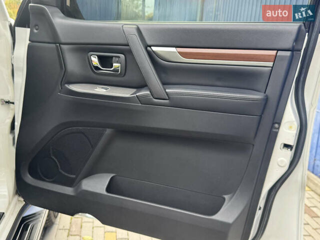 Белый Мицубиси Паджеро, объемом двигателя 3 л и пробегом 197 тыс. км за 12900 $, фото 36 на Automoto.ua