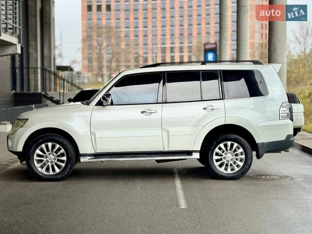 Білий Міцубісі Паджеро, об'ємом двигуна 3 л та пробігом 263 тис. км за 13499 $, фото 6 на Automoto.ua