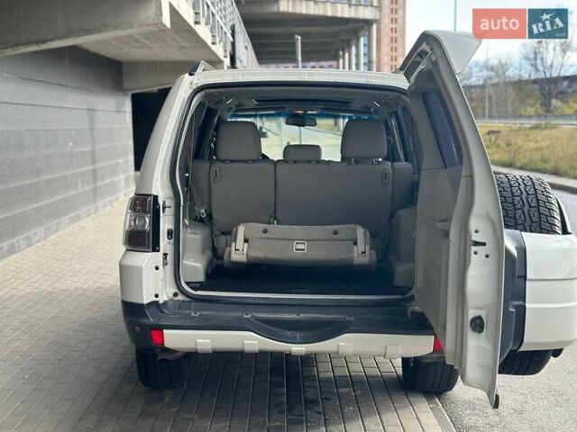 Білий Міцубісі Паджеро, об'ємом двигуна 3 л та пробігом 263 тис. км за 13499 $, фото 11 на Automoto.ua