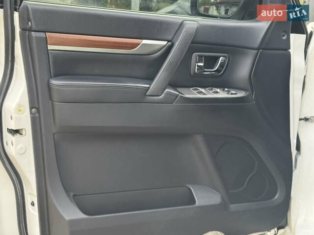 Белый Мицубиси Паджеро, объемом двигателя 3 л и пробегом 197 тыс. км за 12900 $, фото 17 на Automoto.ua