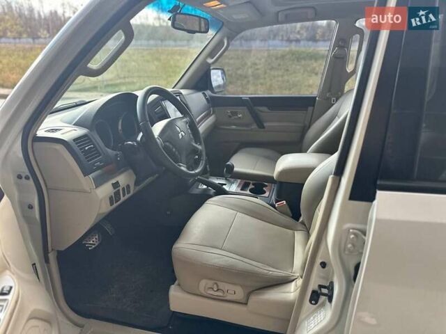 Білий Міцубісі Паджеро, об'ємом двигуна 3 л та пробігом 263 тис. км за 13499 $, фото 13 на Automoto.ua