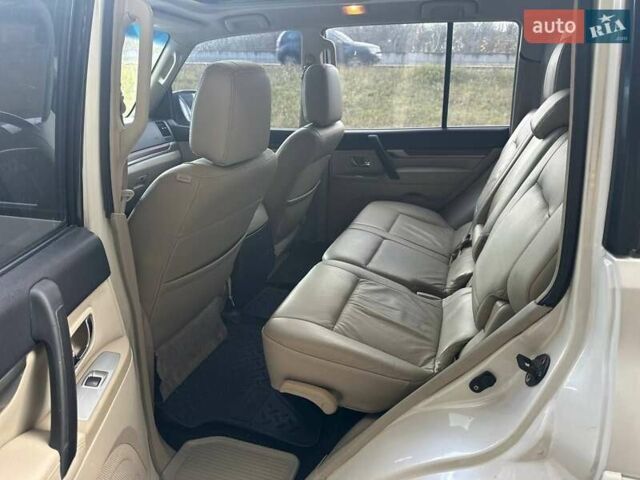 Білий Міцубісі Паджеро, об'ємом двигуна 3 л та пробігом 263 тис. км за 13499 $, фото 12 на Automoto.ua