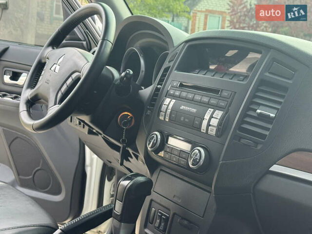 Белый Мицубиси Паджеро, объемом двигателя 3 л и пробегом 197 тыс. км за 12900 $, фото 31 на Automoto.ua