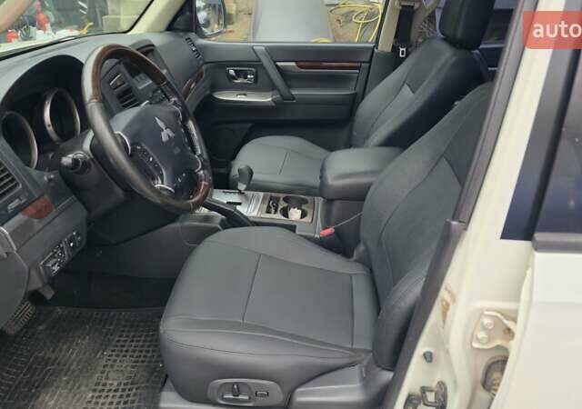 Белый Мицубиси Паджеро, объемом двигателя 3.5 л и пробегом 233 тыс. км за 14900 $, фото 3 на Automoto.ua