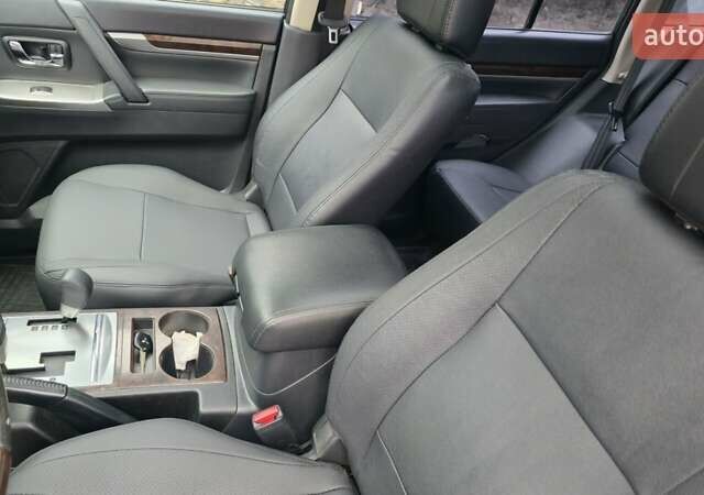 Белый Мицубиси Паджеро, объемом двигателя 3.5 л и пробегом 232 тыс. км за 14700 $, фото 5 на Automoto.ua