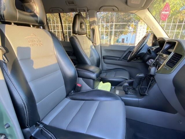 Бежевий Міцубісі Паджеро, об'ємом двигуна 3.2 л та пробігом 184 тис. км за 17275 $, фото 6 на Automoto.ua