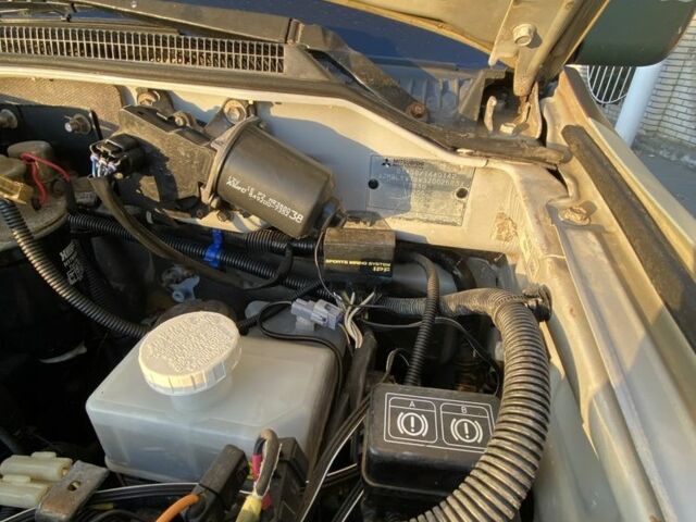 Бежевий Міцубісі Паджеро, об'ємом двигуна 3.2 л та пробігом 184 тис. км за 17275 $, фото 3 на Automoto.ua