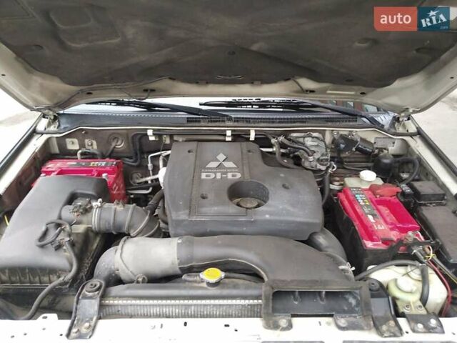 Бежевий Міцубісі Паджеро, об'ємом двигуна 3.2 л та пробігом 245 тис. км за 15300 $, фото 39 на Automoto.ua