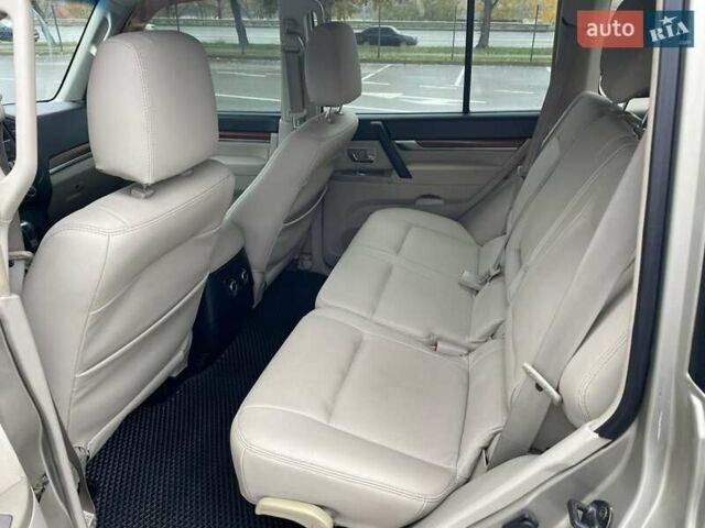 Міцубісі Паджеро 2007 у Києві на Automoto.ua Бежевий Міцубісі Паджеро, об'ємом двигуна 2.97 л та пробігом 259 тис. км за 11500 $, фото 3 на Automoto.ua