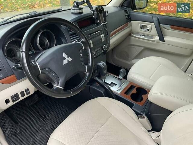 Міцубісі Паджеро 2007 у Києві на Automoto.ua Бежевий Міцубісі Паджеро, об'ємом двигуна 2.97 л та пробігом 259 тис. км за 11500 $, фото 12 на Automoto.ua