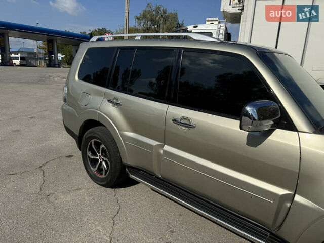 Бежевый Мицубиси Паджеро, объемом двигателя 2.97 л и пробегом 140 тыс. км за 12500 $, фото 3 на Automoto.ua
