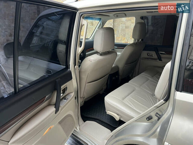 Бежевый Мицубиси Паджеро, объемом двигателя 2.97 л и пробегом 163 тыс. км за 12000 $, фото 8 на Automoto.ua