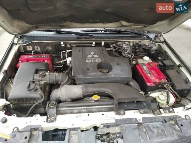 Бежевий Міцубісі Паджеро, об'ємом двигуна 3.2 л та пробігом 245 тис. км за 15300 $, фото 6 на Automoto.ua