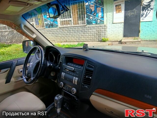 Бежевый Мицубиси Паджеро, объемом двигателя 3 л и пробегом 270 тыс. км за 9700 $, фото 2 на Automoto.ua