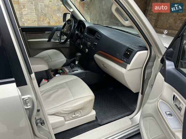 Бежевый Мицубиси Паджеро, объемом двигателя 2.97 л и пробегом 163 тыс. км за 12000 $, фото 7 на Automoto.ua