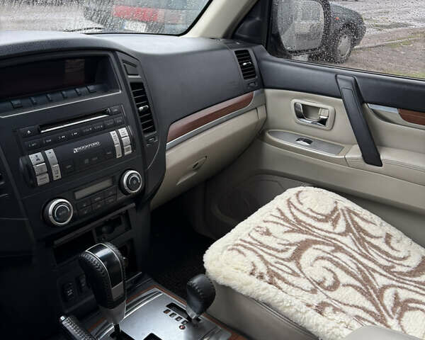 Бежевый Мицубиси Паджеро, объемом двигателя 3.2 л и пробегом 240 тыс. км за 14000 $, фото 10 на Automoto.ua