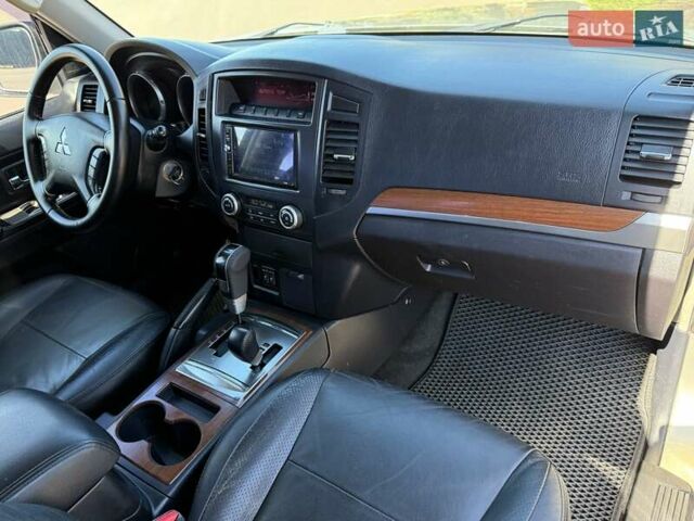 Бежевый Мицубиси Паджеро, объемом двигателя 3 л и пробегом 208 тыс. км за 10300 $, фото 69 на Automoto.ua