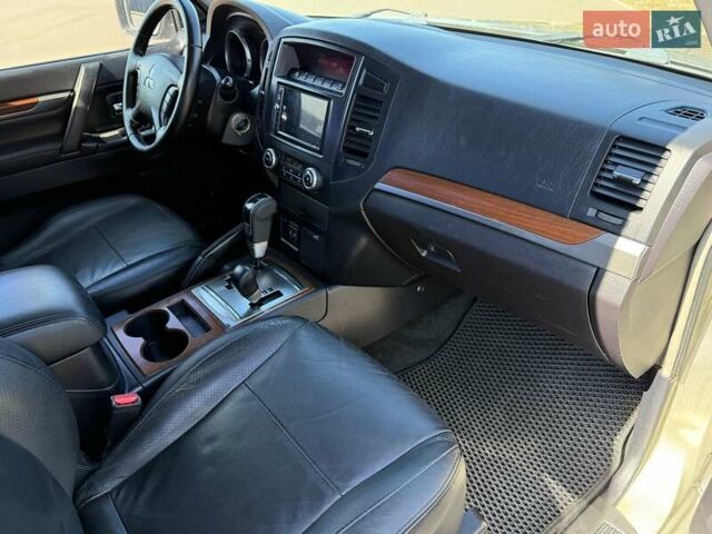 Бежевый Мицубиси Паджеро, объемом двигателя 3 л и пробегом 208 тыс. км за 10300 $, фото 67 на Automoto.ua