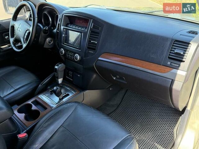 Бежевый Мицубиси Паджеро, объемом двигателя 3 л и пробегом 208 тыс. км за 10300 $, фото 68 на Automoto.ua