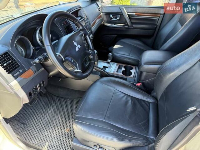 Бежевый Мицубиси Паджеро, объемом двигателя 3 л и пробегом 208 тыс. км за 10300 $, фото 52 на Automoto.ua