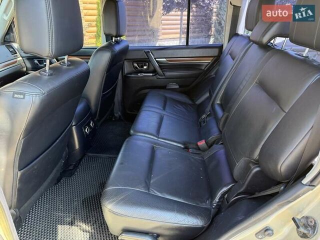 Бежевый Мицубиси Паджеро, объемом двигателя 3 л и пробегом 208 тыс. км за 10300 $, фото 62 на Automoto.ua