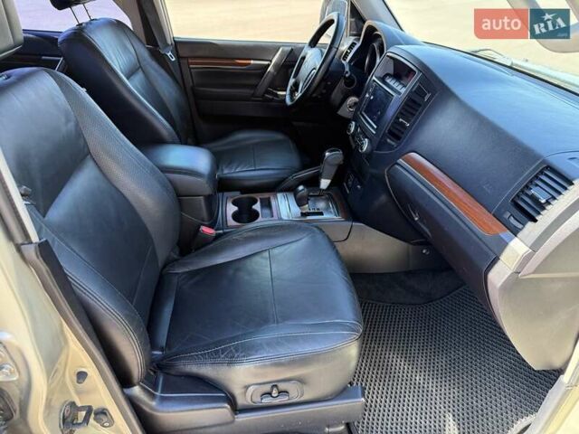 Бежевый Мицубиси Паджеро, объемом двигателя 3 л и пробегом 208 тыс. км за 10300 $, фото 64 на Automoto.ua