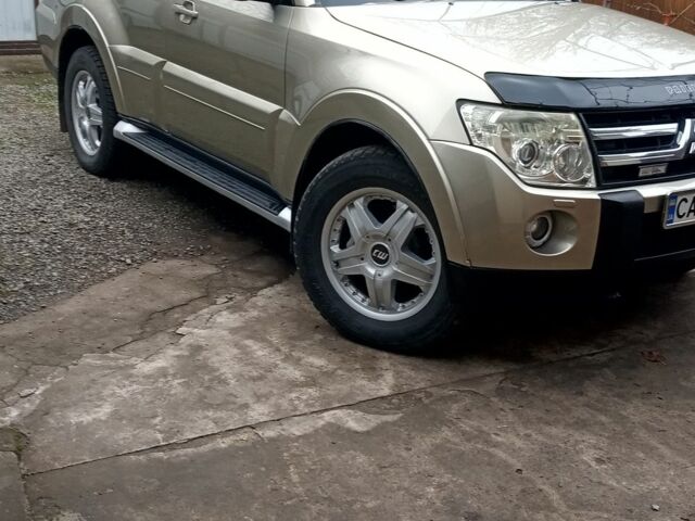 Бежевий Міцубісі Паджеро, об'ємом двигуна 3.2 л та пробігом 187 тис. км за 14200 $, фото 2 на Automoto.ua