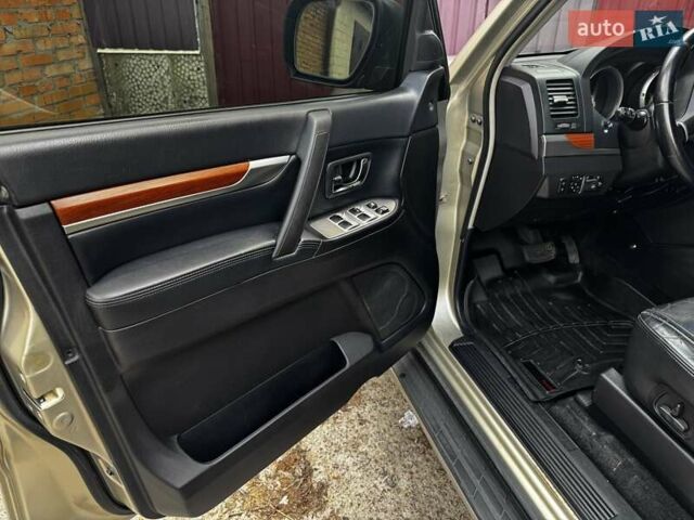 Бежевый Мицубиси Паджеро, объемом двигателя 2.97 л и пробегом 160 тыс. км за 12150 $, фото 9 на Automoto.ua