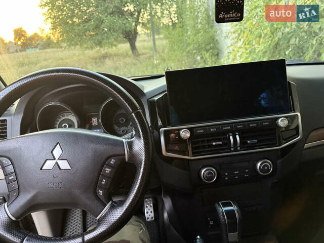 Бежевий Міцубісі Паджеро, об'ємом двигуна 3.2 л та пробігом 290 тис. км за 13000 $, фото 1 на Automoto.ua