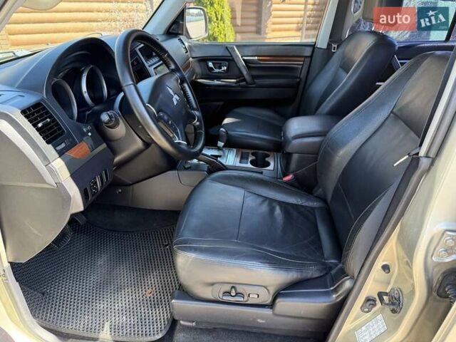 Бежевый Мицубиси Паджеро, объемом двигателя 3 л и пробегом 208 тыс. км за 10300 $, фото 49 на Automoto.ua