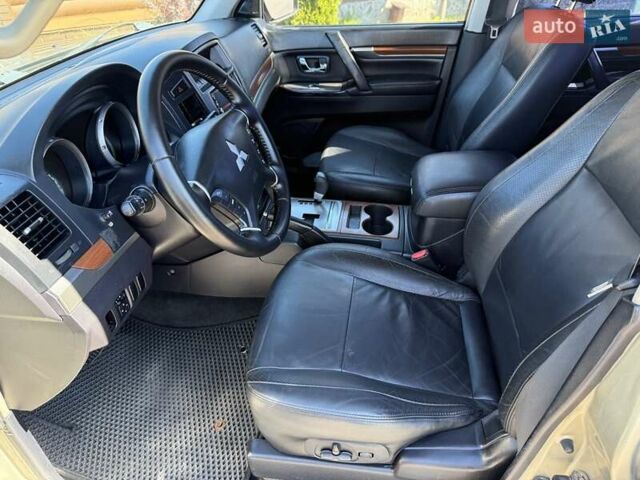 Бежевый Мицубиси Паджеро, объемом двигателя 3 л и пробегом 208 тыс. км за 10300 $, фото 51 на Automoto.ua