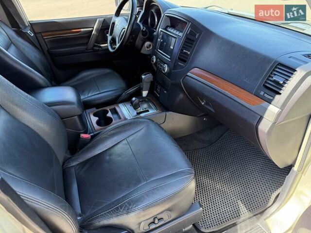 Бежевый Мицубиси Паджеро, объемом двигателя 3 л и пробегом 208 тыс. км за 10300 $, фото 66 на Automoto.ua