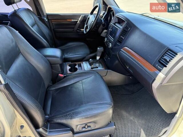 Бежевый Мицубиси Паджеро, объемом двигателя 3 л и пробегом 208 тыс. км за 10300 $, фото 65 на Automoto.ua