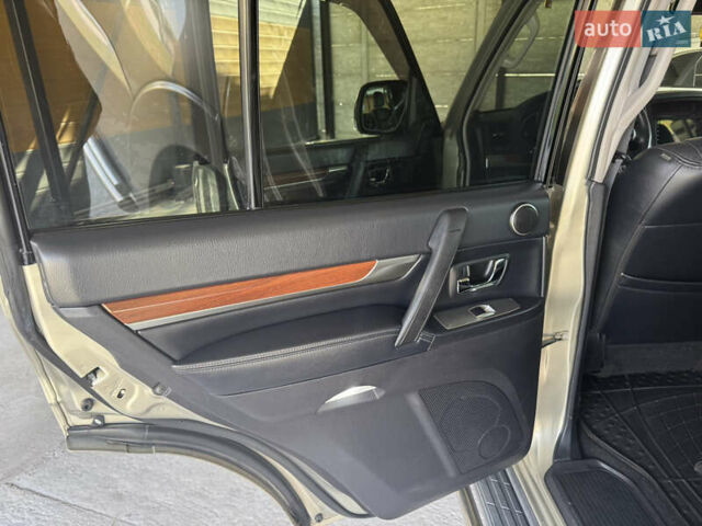 Бежевий Міцубісі Паджеро, об'ємом двигуна 3 л та пробігом 164 тис. км за 15200 $, фото 13 на Automoto.ua