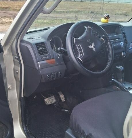 Бежевый Мицубиси Паджеро, объемом двигателя 3 л и пробегом 196 тыс. км за 10000 $, фото 4 на Automoto.ua