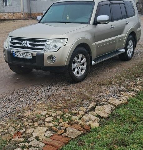 Бежевый Мицубиси Паджеро, объемом двигателя 3 л и пробегом 196 тыс. км за 10000 $, фото 1 на Automoto.ua