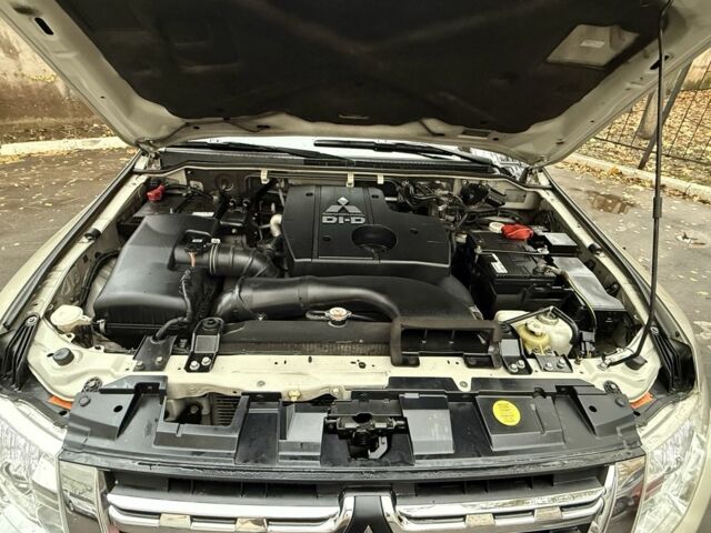 Бежевый Мицубиси Паджеро, объемом двигателя 3.2 л и пробегом 189 тыс. км за 18500 $, фото 16 на Automoto.ua