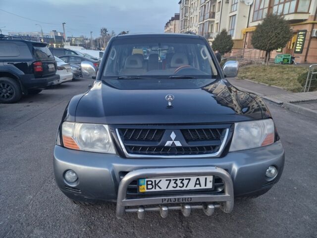 Чорний Міцубісі Паджеро, об'ємом двигуна 3 л та пробігом 310 тис. км за 6800 $, фото 2 на Automoto.ua