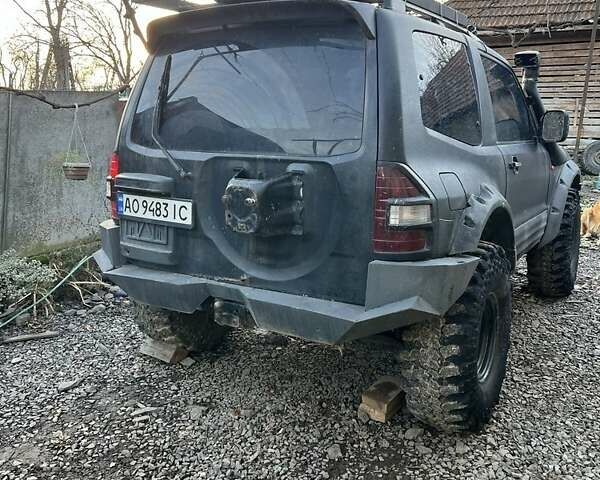Черный Мицубиси Паджеро, объемом двигателя 3.2 л и пробегом 400 тыс. км за 11000 $, фото 1 на Automoto.ua