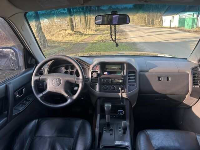 Черный Мицубиси Паджеро, объемом двигателя 3.2 л и пробегом 243 тыс. км за 6600 $, фото 4 на Automoto.ua