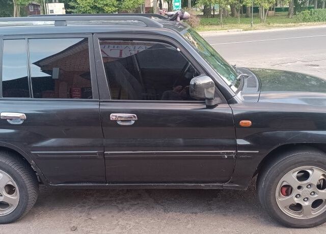 Черный Мицубиси Паджеро, объемом двигателя 2 л и пробегом 175 тыс. км за 2200 $, фото 1 на Automoto.ua