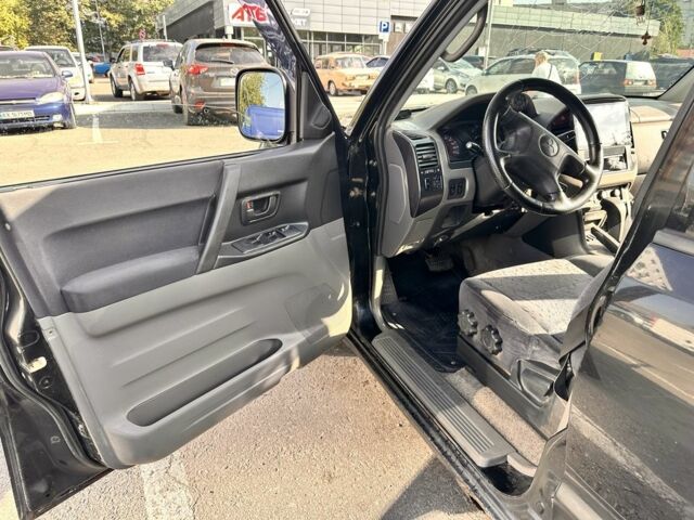 Черный Мицубиси Паджеро, объемом двигателя 3.2 л и пробегом 350 тыс. км за 5000 $, фото 5 на Automoto.ua