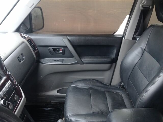 Черный Мицубиси Паджеро, объемом двигателя 3 л и пробегом 300 тыс. км за 4200 $, фото 5 на Automoto.ua