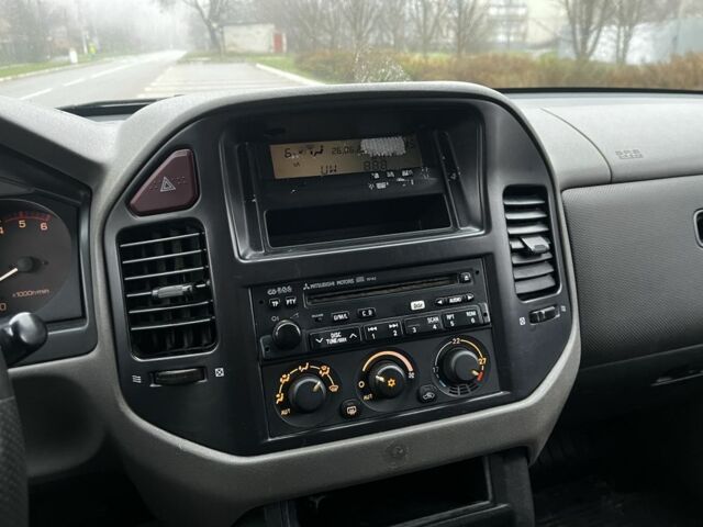 Черный Мицубиси Паджеро, объемом двигателя 3.2 л и пробегом 580 тыс. км за 4200 $, фото 11 на Automoto.ua