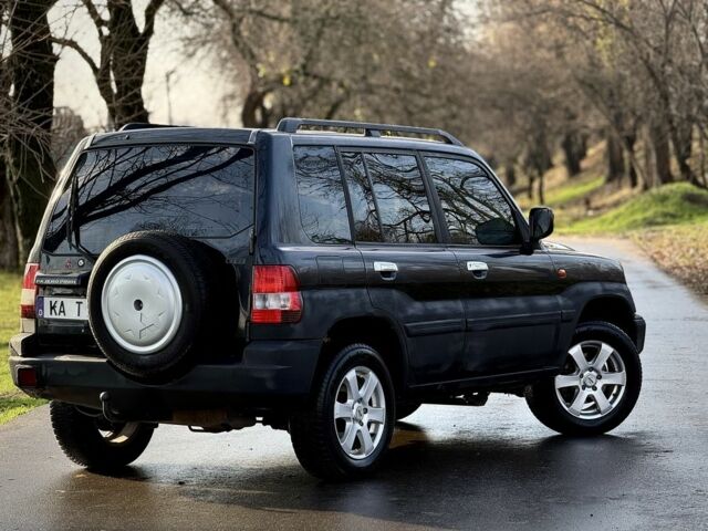 Черный Мицубиси Паджеро, объемом двигателя 2 л и пробегом 250 тыс. км за 3150 $, фото 1 на Automoto.ua