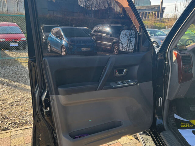 Черный Мицубиси Паджеро, объемом двигателя 3 л и пробегом 287 тыс. км за 8800 $, фото 7 на Automoto.ua