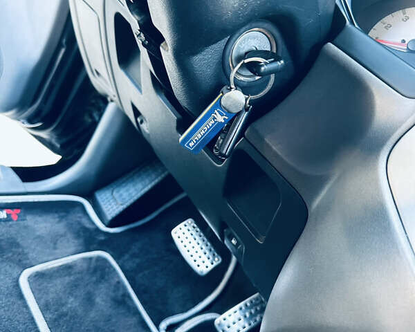 Черный Мицубиси Паджеро, объемом двигателя 3.2 л и пробегом 230 тыс. км за 10800 $, фото 83 на Automoto.ua