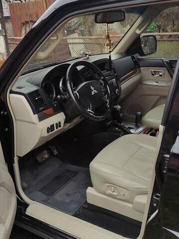 Черный Мицубиси Паджеро, объемом двигателя 3 л и пробегом 262 тыс. км за 10999 $, фото 16 на Automoto.ua