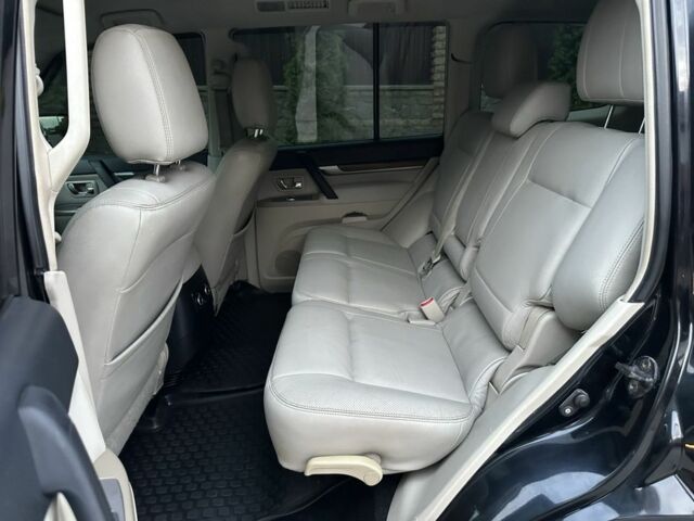 Чорний Міцубісі Паджеро, об'ємом двигуна 3 л та пробігом 225 тис. км за 10800 $, фото 6 на Automoto.ua